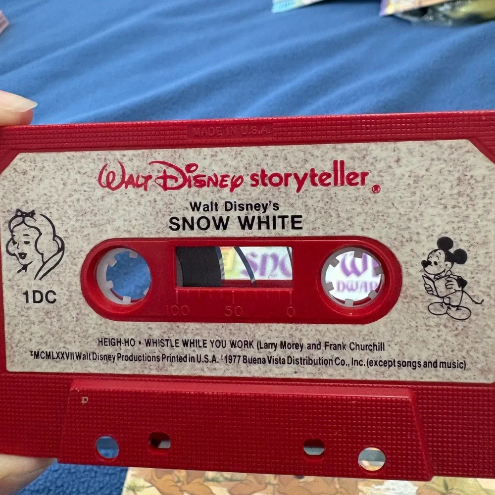 Walt Disney's Snow White Book and Cassette - Picture 2 of 7